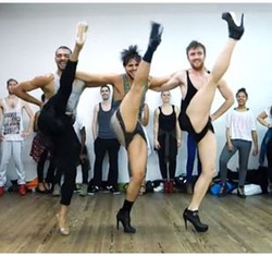 Foto: Ini Sosok Yanis, Pria yang Jago Menari Pakai High Heels Ala Beyonce