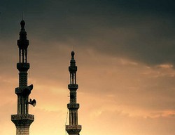 Mendengarkan Adzan Sambil Berdiri, Bolehkah?