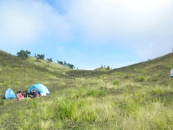 Serunya Camping di Bukit Teletubbies Dieng