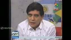 Maradona Acungkan Jari Tengah dalam Siaran Langsung