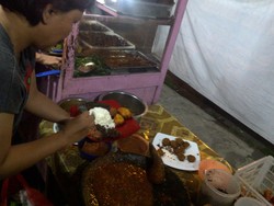 Nasi Tempong Khas Banyuwangi yang Pedas, Segar & Bikin Nagih