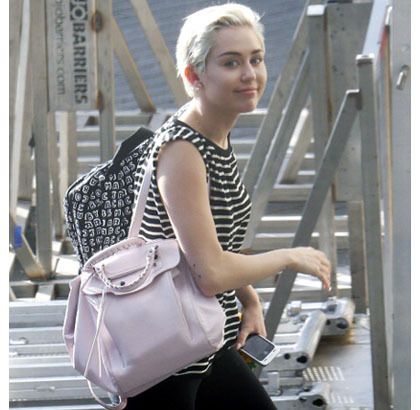 Cantiknya Miley Cyrus Tanpa Make-up Tebal Jelang Konser Terakhir di Amsterdam