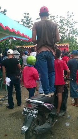 Ingin Lihat Jokowi Lebih Jelas, Pendukung Ini Berdiri Di Atas Motor