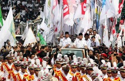 Melihat Penampakan Massa Prabowo di GBK dan Jokowi di Monas