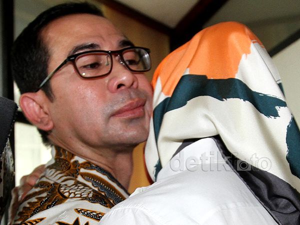 Airin Peluk dan Cium Pipi Wawan