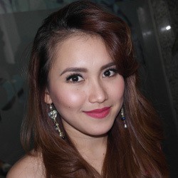 Suitt..Suitt.. Ayu Ting Ting Diberi Cincin oleh Husein Idol