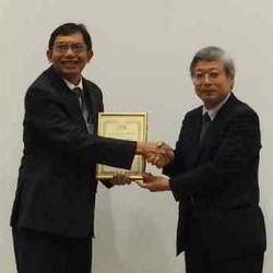 Guru Besar ITB Terima Penghargaan ICT dari Singapura