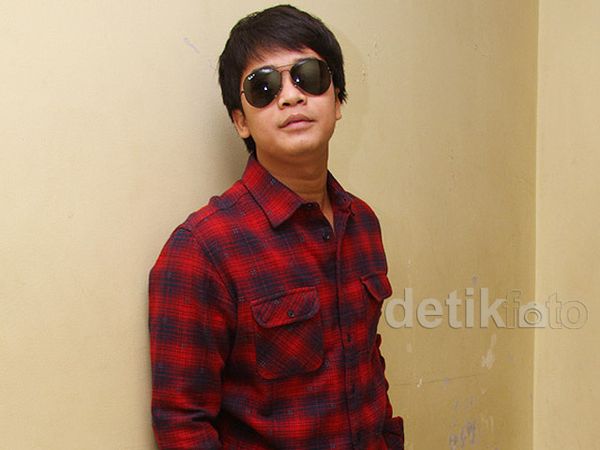 Gaya Billy Syahputra Berkemeja Kotak-kotak