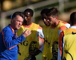 Van Gaal: Belanda vs Chile 50:50