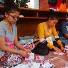 Ibu-ibu Serbu KPU Pasuruan Demi Dapat Tambahan Penghasilan