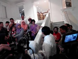 Kecewa Jokowi Nyapres, Ibu Ini Berani Potong Wawancara Ahok di Balaikota