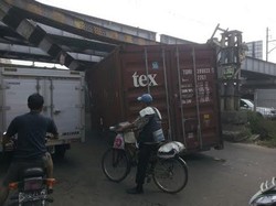 Kontainer yang Tersangkut di Jembatan KA Tambora Belum Bisa Dievakuasi