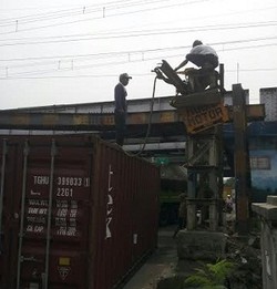 Petugas Evakuasi Palang Jembatan yang Ditabrak Kontainer