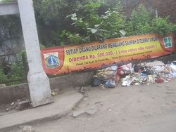 Perhatikan Spanduk di Daan Mogot ini, Sudah Dilarang Buang Sampah Masih Bandel
