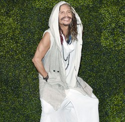 Foto: Steven Tyler Nonton Fashion Show Pakai Gaun