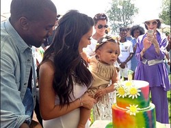 Tiup Lilinnya! Putri Kim Kardashian Rayakan Ulang Tahun Pertama