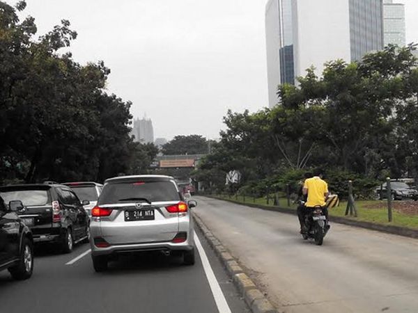 Menerobos Busway di Sudirman dan Tanpa Helm