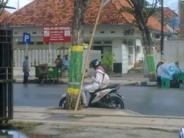 Mau SMS, Ya Minggir Dulu...