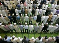 Bagaimana Mengikut Imam yang Rakaatnya Beda?