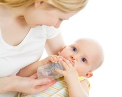 Pemberian Air Putih pada Bayi Bisa Sebabkan Malnutrisi dan Rusak Ginjal?