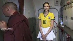 Semarak Piala Dunia, Pramugari Pakai Jersey dan Rok Mini