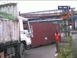 Kontainer Tersangkut, Lalu Lintas Macet Total