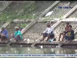 Lepas dari Kail, Ikan Masuk ke Mulut Seorang Pemancing