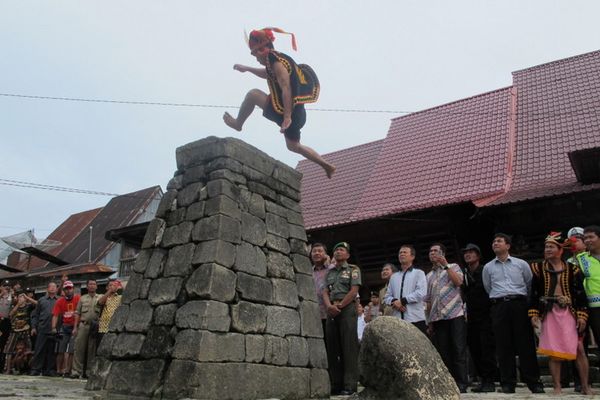 Hup! Begini Kerennya Lompat Batu di Nias