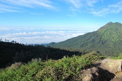Kawah Ijen, dari Api Biru Sampai Negeri di Atas Awan