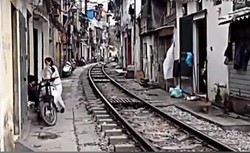 Ngeri! Jalur Kereta di Vietnam Ini Ada di Teras Rumah Penduduk