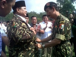 Dikukuhkan Jadi Warga Kehormatan Banser, Prabowo Minta Baret