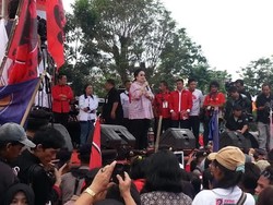 Pakai Kotak-kotak, Megawati Temani JK Kampanye di Lampung