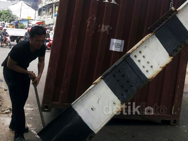 Box Kontainer Nyangkut di Portal KA