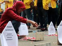 Aktivis 98 Tabur Bunga di Depan Kemenpora