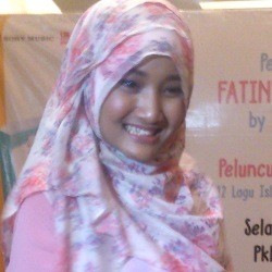 Fatin Luncurkan Buku Fashion Fatin Hijab Diary
