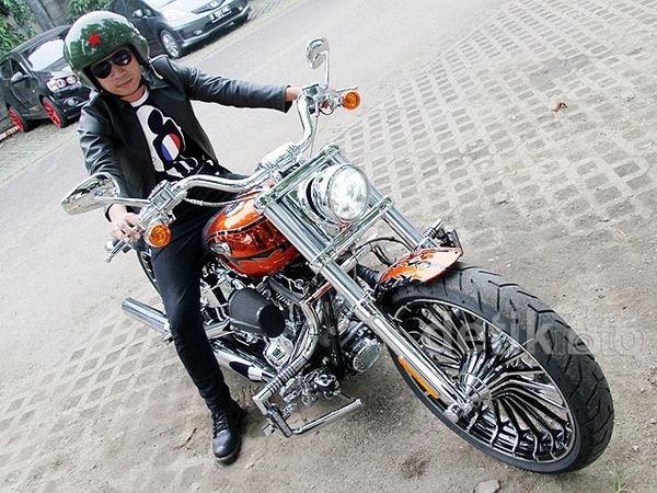Denny Cagur Pamer Motor Harley Barunya