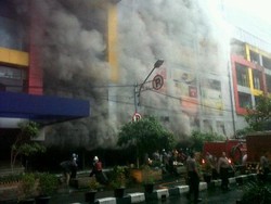 Belasan Mobil Pemadam Dikerahkan ke Lokasi Kebakaran Mal Kings Bandung