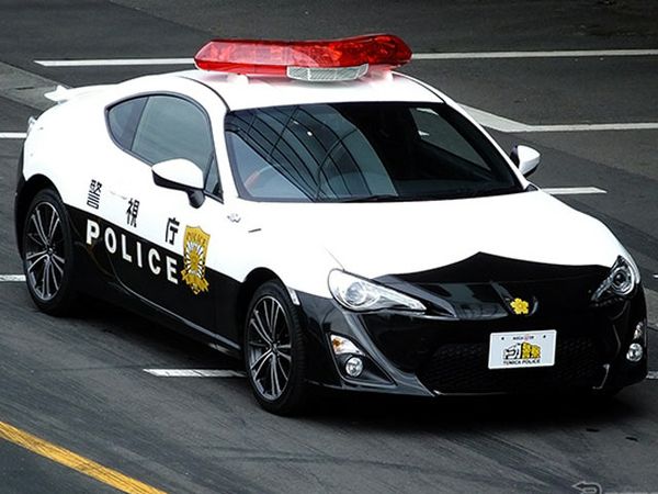 Mobil Polisi dari Mobil Mainan