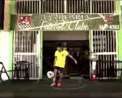 Tempat Pangkas Rambut Bergaya Sepakbola, Diskon 50% Jika Bisa Juggling 50 Kali