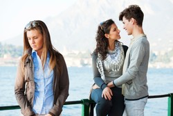 Jatuh Cinta dengan Orang yang Sudah Punya Kekasih, Harus Bagaimana?