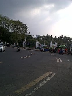 Pedagang Kelapa Melihat Jukir Monas Berlari dengan Tubuh Terbakar