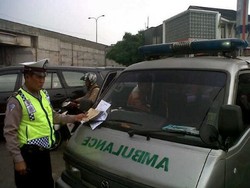 Warna Lampu Rotator Tak Sesuai Aturan, Ambulans Ditilang Polisi