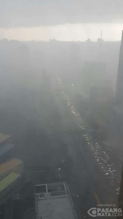 Ini Penampakan Hujan Deras dari Gedung Pencakar Langit di Thamrin