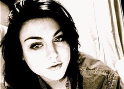 Putri Kurt Cobain Anggap Mati Muda Tak Keren