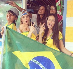 Foto: Gisele Hingga Adriana Lima, Suporter Tim Brazil yang Cantik dan Seksi