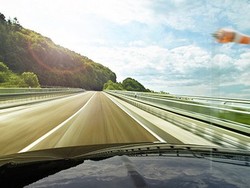 Ini Rahasia Mobil Mercy Terbebas dari Angin Samping