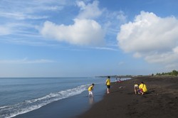 Menikmati Pagi Gemilang di Pantai Boom, Banyuwangi