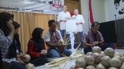Warga Maumere Persembahkan 100 Bola Anyaman untuk Jokowi