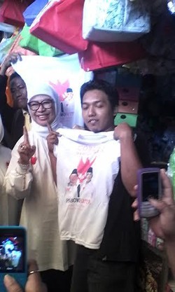 Okke Rajasa ke Pasar Larangan Sidoarjo, Beli Sayur dan Traktir Pengunjung