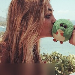 Lagi, Model Cara Delevinge Unggah Foto Topless di Bali